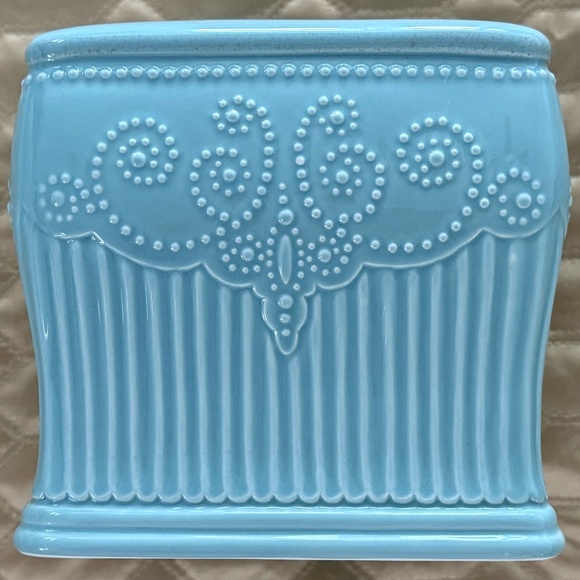 Lenox American by Design French Perle Groove Sq. Ceramic Tissue Holder- Ice Blue - Picture 3 of 10